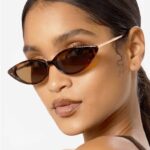 Femme portant des lunettes de soleil motif léopard Lesly avec protection UV400 - Boutique Izamel.