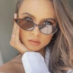 Femme portant des lunettes de soleil motif léopard Lesly avec protection UV400 - Boutique Izamel.