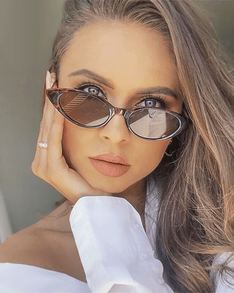 Femme portant des lunettes de soleil motif léopard Lesly avec protection UV400 - Boutique Izamel.