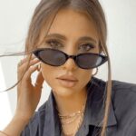 Élégance incarnée : Les lunettes Lesly ajoutent une touche de sophistication au style de cette femme.