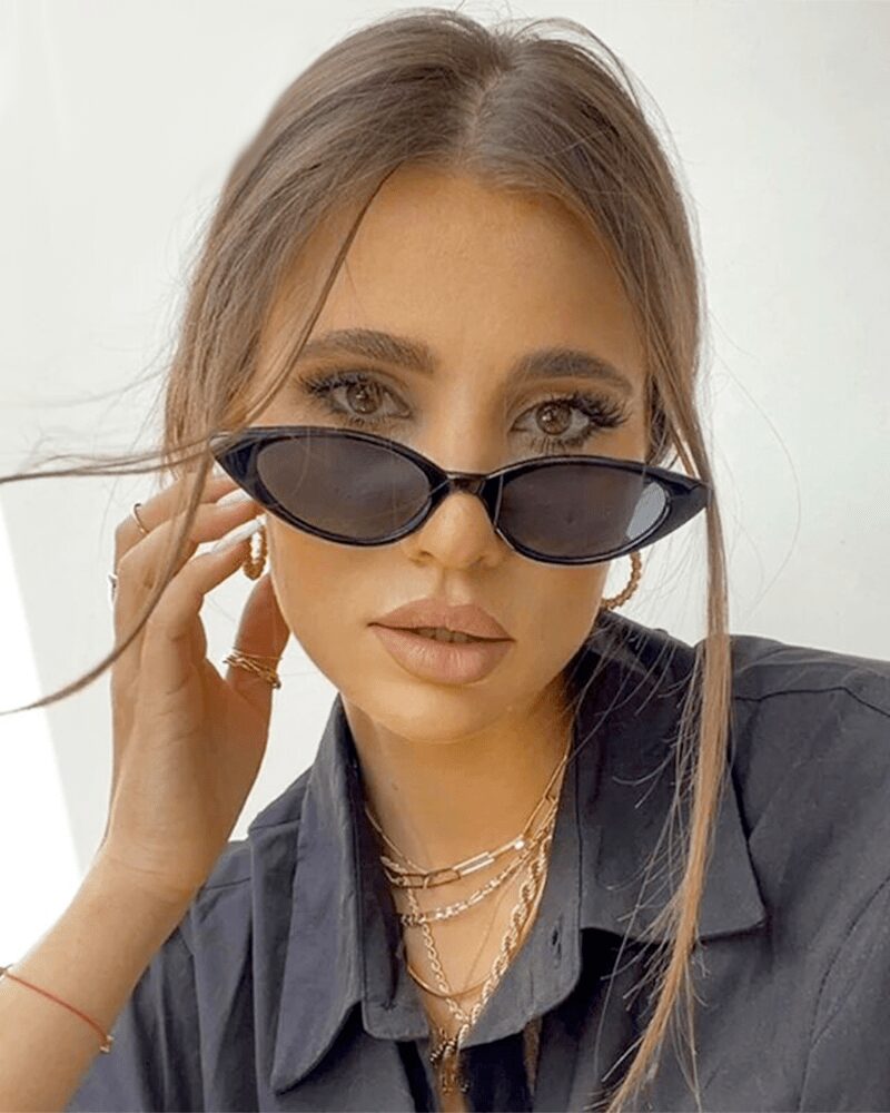 Élégance incarnée : Les lunettes Lesly ajoutent une touche de sophistication au style de cette femme.