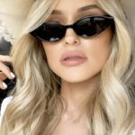 Femme portant des lunettes de soleil Lesly noires avec protection UV400 - Izamel