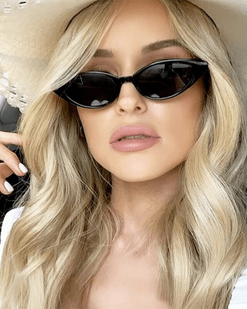 Femme portant des lunettes de soleil Lesly noires avec protection UV400 - Izamel