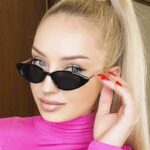 Femme portant des lunettes de soleil Lesly noires avec protection UV400 - Izamel