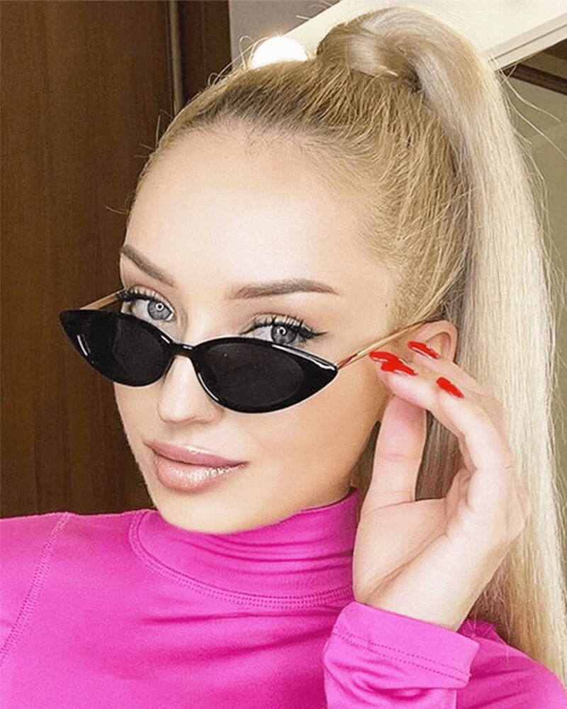 Femme portant des lunettes de soleil Lesly noires avec protection UV400 - Izamel