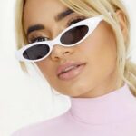 Lunettes de soleil rétro Livia blanc avec protection UV400, portées par une femme.
