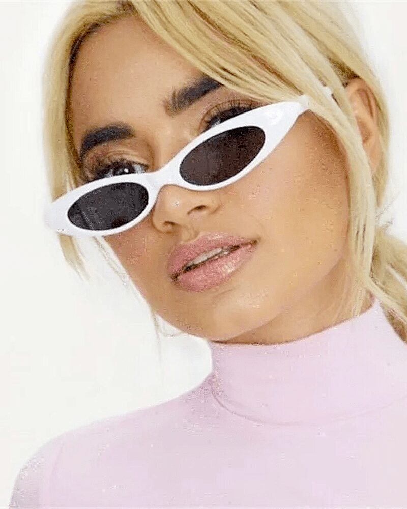 Lunettes de soleil rétro Livia blanc avec protection UV400, portées par une femme.