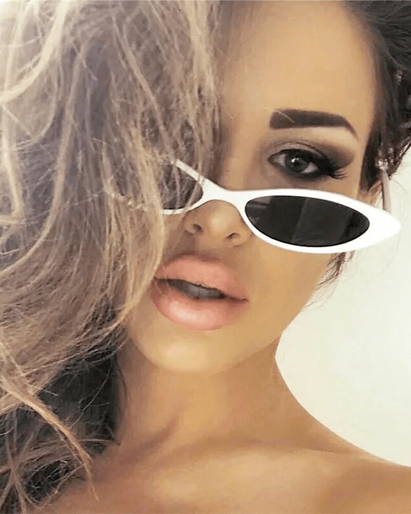 Lunettes de soleil Livia blanc rétro avec protection UV400, portées par une femme.