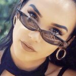 Lunettes de soleil rétro Livia noir avec protection UV400, portées par une femme.