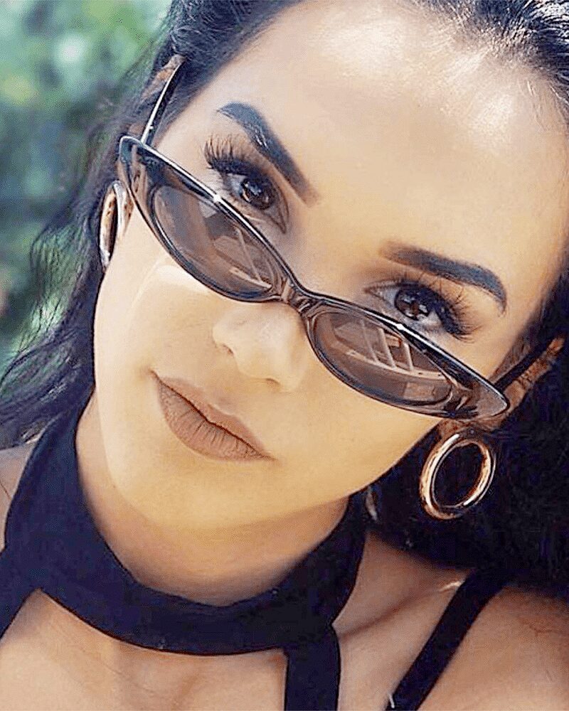 Lunettes de soleil rétro Livia noir avec protection UV400, portées par une femme.