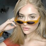 Lunettes de soleil rétro Livia orange avec protection UV400, portées par une femme.