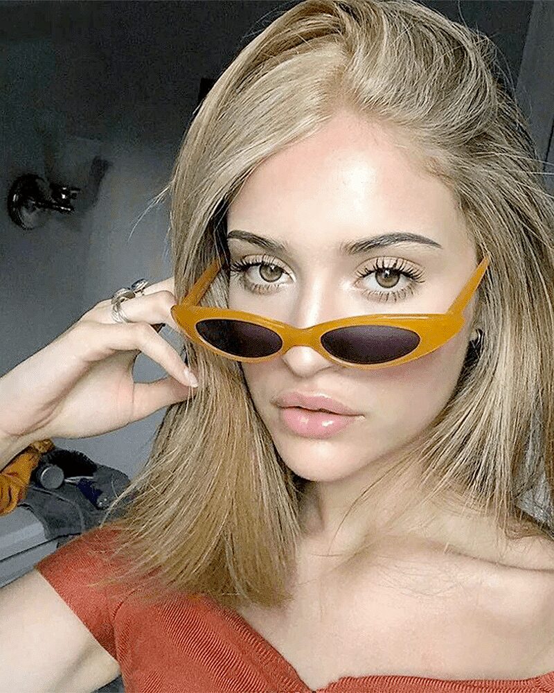 Lunettes de soleil rétro Livia orange avec protection UV400, portées par une femme.