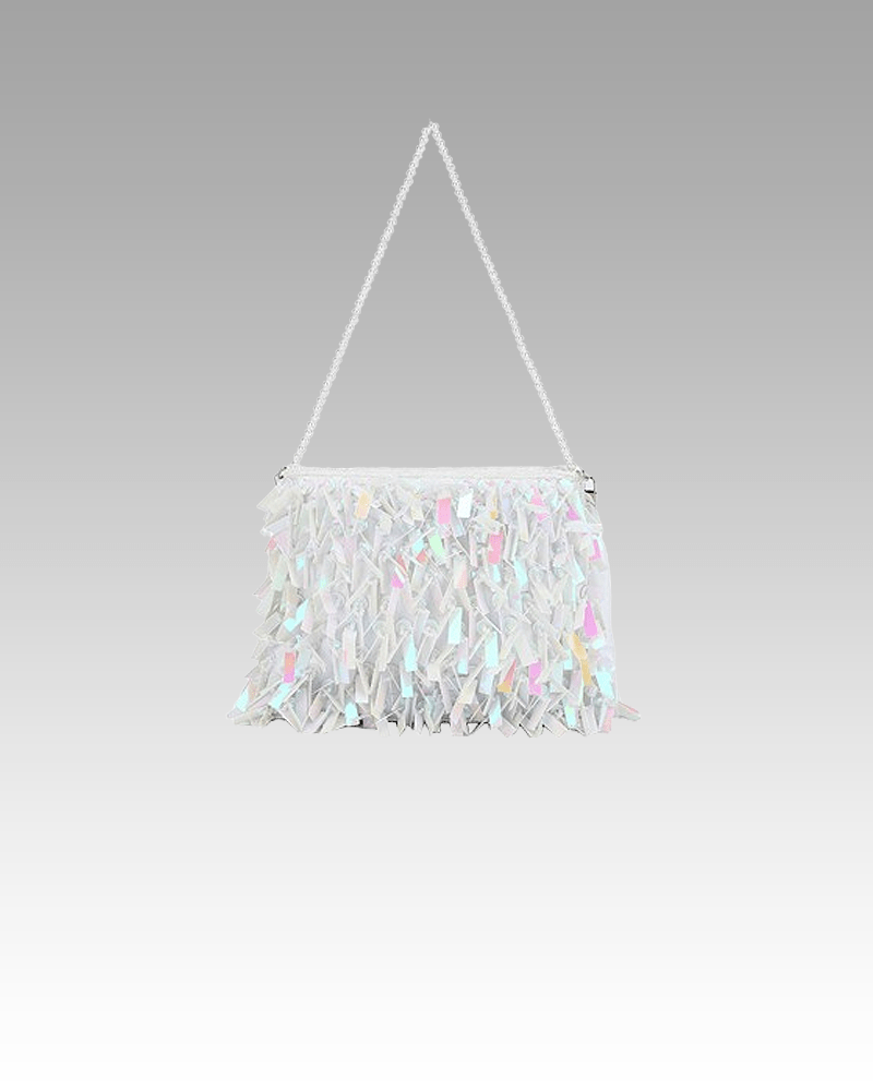 Sac à bandoulière blanc pailleté Mandy, accessoire de mode éblouissant provenant de la boutique Izamel, porté avec chic par une femme.
