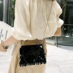 Sac à bandoulière noir pailleté Mandy, accessoire chic pour femme porté avec style en bandoulière.
