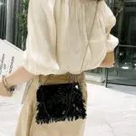 Sac à bandoulière noir pailleté Mandy, accessoire chic pour femme porté avec style en bandoulière.