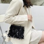Sac à bandoulière noir pailleté Mandy, accessoire de mode pour femme porté avec style sur l'épaule.