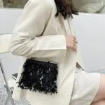 Sac à bandoulière noir pailleté Mandy, accessoire de mode pour femme porté avec style sur l'épaule.