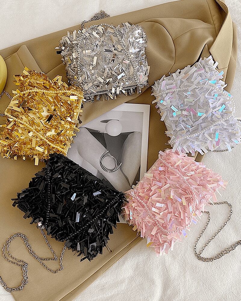 Sac à bandoulière Mandy à paillettes, offrant un éventail de couleurs pour tous les goûts et les styles.