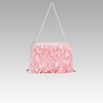 Sac à bandoulière rose pailleté Mandy, accessoire de mode charmant provenant de la boutique Izamel, porté avec grâce par une femme.