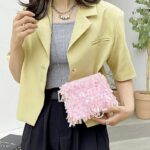 Sac à bandoulière rose pailleté Mandy, accessoire de mode pour femme porté avec allure en bandoulière.