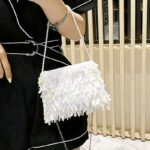 Sac à bandoulière rose pailleté Mandy, accessoire de mode pour femme porté élégamment sur le bras.