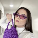 Mia sac à main violet tricoté satiné pour femme, tenu en main.