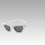 Lunettes de soleil Naomie blanches avec strass et protection UV400, disponibles chez Izamel.