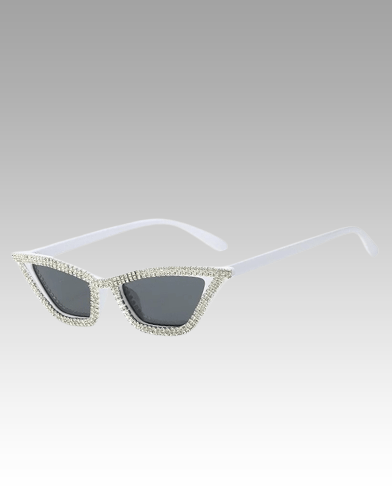 Lunettes de soleil Naomie blanches avec strass et protection UV400, disponibles chez Izamel.