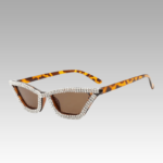 Lunettes de soleil Naomie léopard avec strass et protection UV400, disponibles chez Izamel.