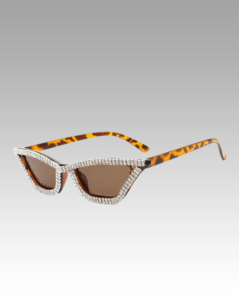 Lunettes de soleil Naomie léopard avec strass et protection UV400, disponibles chez Izamel.