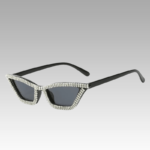 Lunettes de soleil Naomie noires avec strass et protection UV400, disponibles chez Izamel.