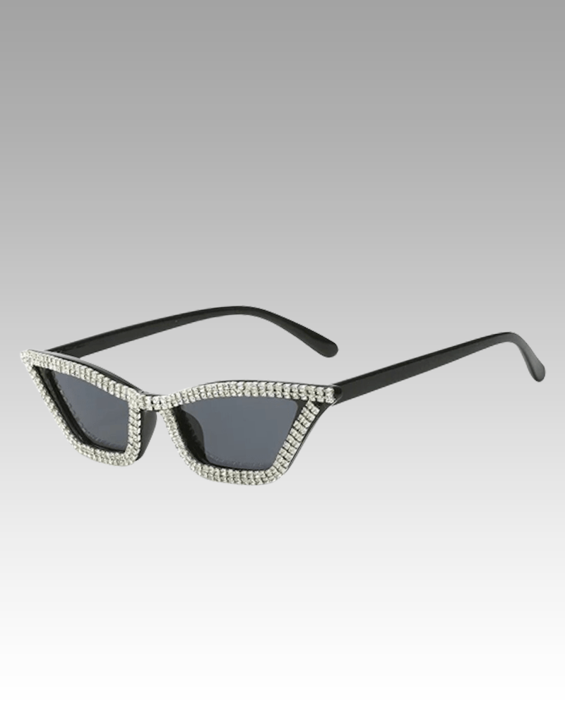 Lunettes de soleil Naomie noires avec strass et protection UV400, disponibles chez Izamel.