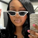 Femme portant les lunettes de soleil Naomie noires, ornées de strass, avec protection UV400.