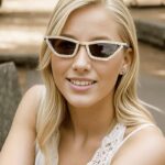 Femme portant les lunettes de soleil Naomie noir ornées de strass avec protection UV400.
