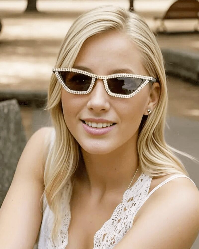 Femme portant les lunettes de soleil Naomie noir ornées de strass avec protection UV400.