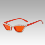 Lunettes de soleil Naomie rouges avec strass et protection UV400 pour femme, disponibles chez Izamel.