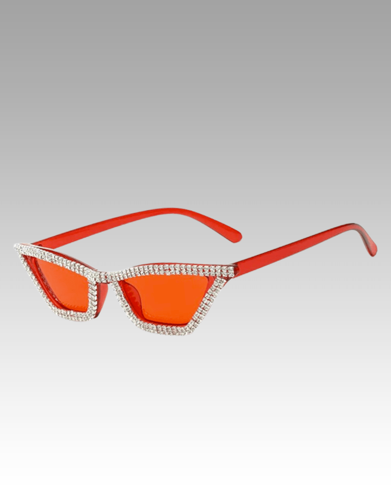 Lunettes de soleil Naomie rouges avec strass et protection UV400 pour femme, disponibles chez Izamel.