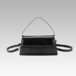 Sac à main Nawel noir en similicuir brillant - un must-have chez Izamel pour les femmes élégantes.