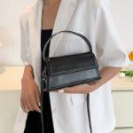 Sac à main Nawel noir en similicuir brillant - l'accessoire de mode par excellence.