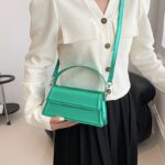 Sac à main Nawel vert en similicuir brillant - accessoire chic pour femme moderne chez Izamel.