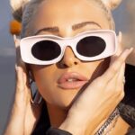 Lunettes de soleil Pretty rose rétro avec protection UV400 portées par une femme.