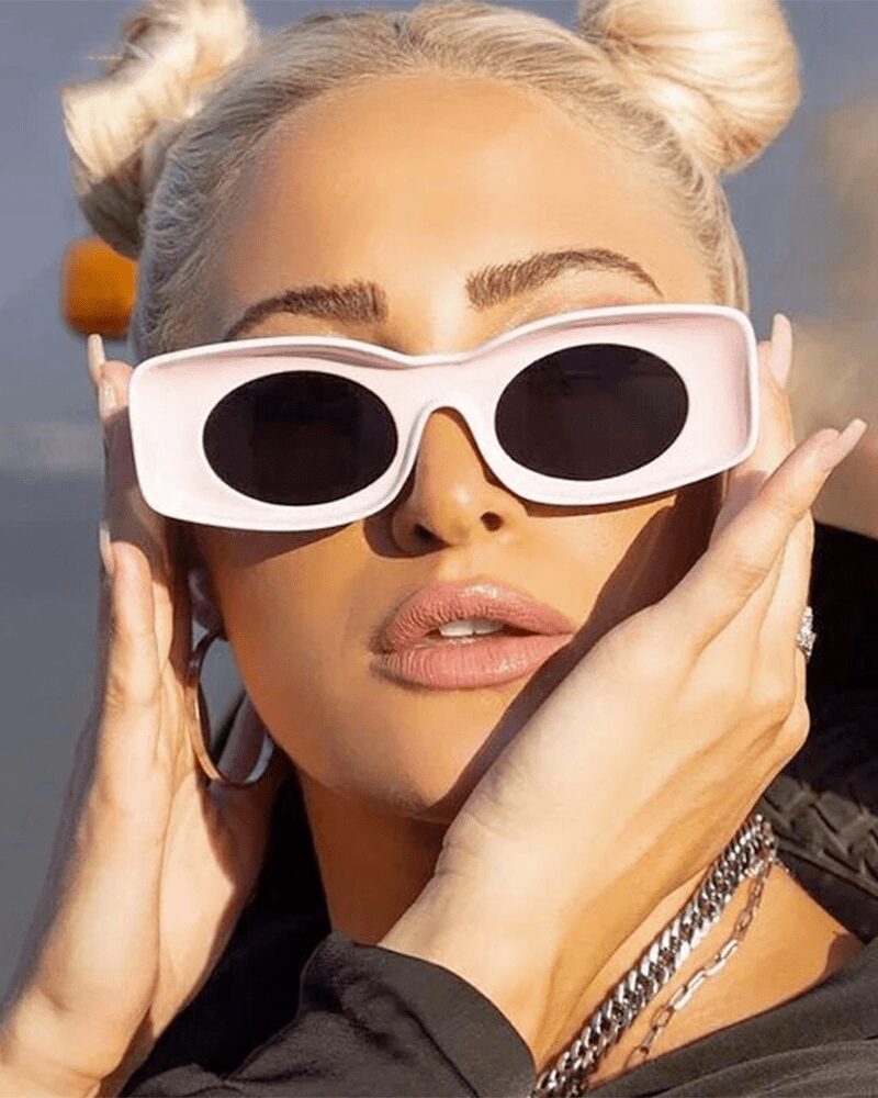 Lunettes de soleil Pretty rose rétro avec protection UV400 portées par une femme.
