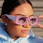 Lunettes de soleil Pretty rose rétro avec protection UV400 portées par une femme.