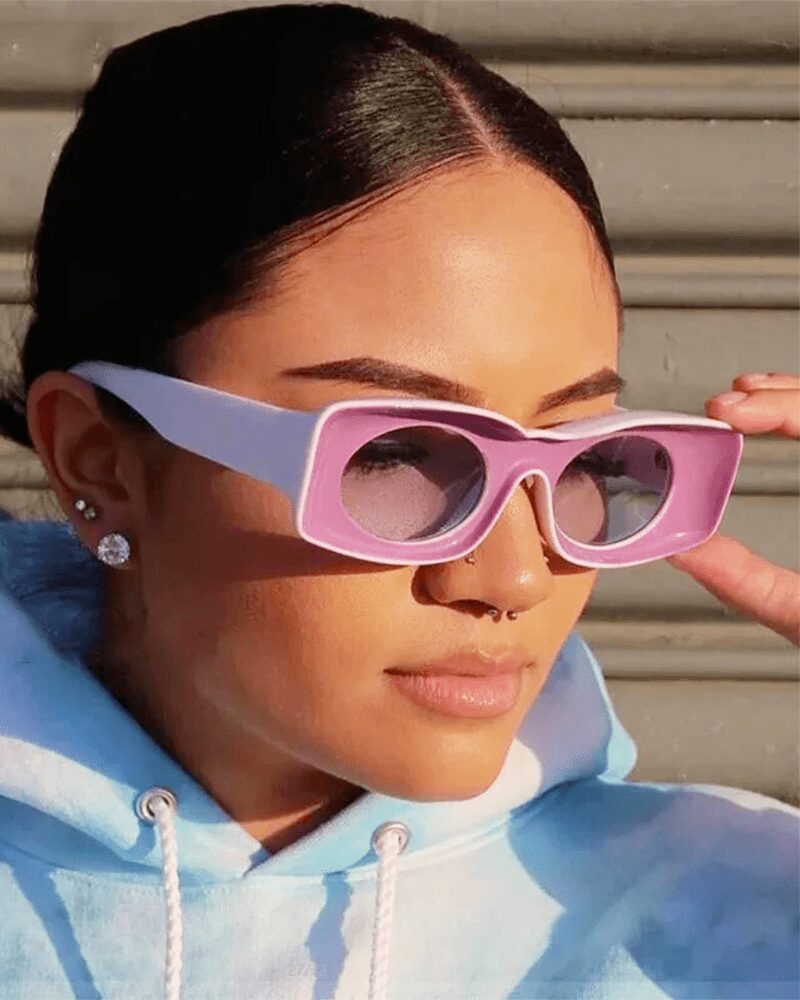 Lunettes de soleil Pretty rose rétro avec protection UV400 portées par une femme.