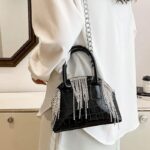 Sac à main Sandy argenté en similicuir noir - accessoire chic porté à l'épaule pour femme.