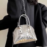 Sac à main Sandy argenté en similicuir vernis - accessoire chic porté à l'épaule pour femme.
