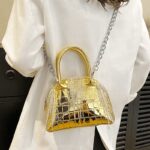 Sac à main Sandy doré en similicuir vernis - accessoire chic avec bandoulière pour femme.