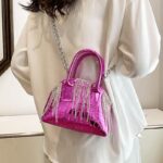 Sac à main Sandy rose en similicuir vernis - accessoire chic avec bandoulière pour femme.