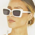 Femme portant les lunettes de soleil Stella blanc chic avec protection UV400.