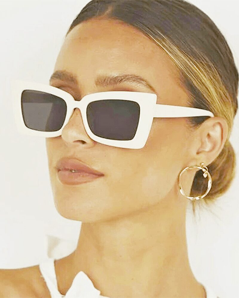 Femme portant les lunettes de soleil Stella blanc chic avec protection UV400.
